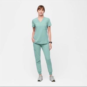 NWOT Figs Catarina 1 pocket Scrub Top Size Small